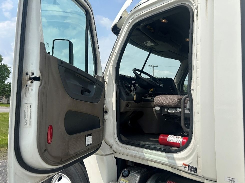 Day Cab Tractor-Heavy Duty Tractors-Freightliner-2019-Cascadia 12564ST-Elkhart-IN-286,396\n\t\tmiles-$ 36,750 - Image 6