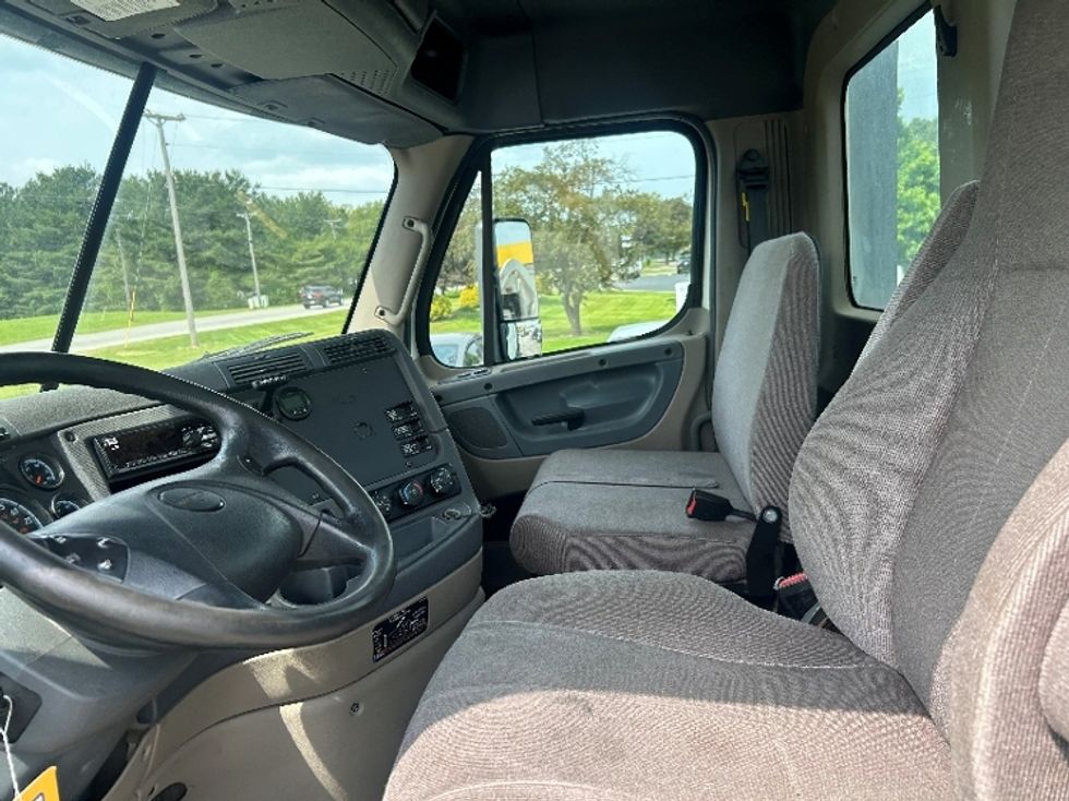Day Cab Tractor-Heavy Duty Tractors-Freightliner-2019-Cascadia 12564ST-Elkhart-IN-286,396\n\t\tmiles-$ 36,750 - Image 7