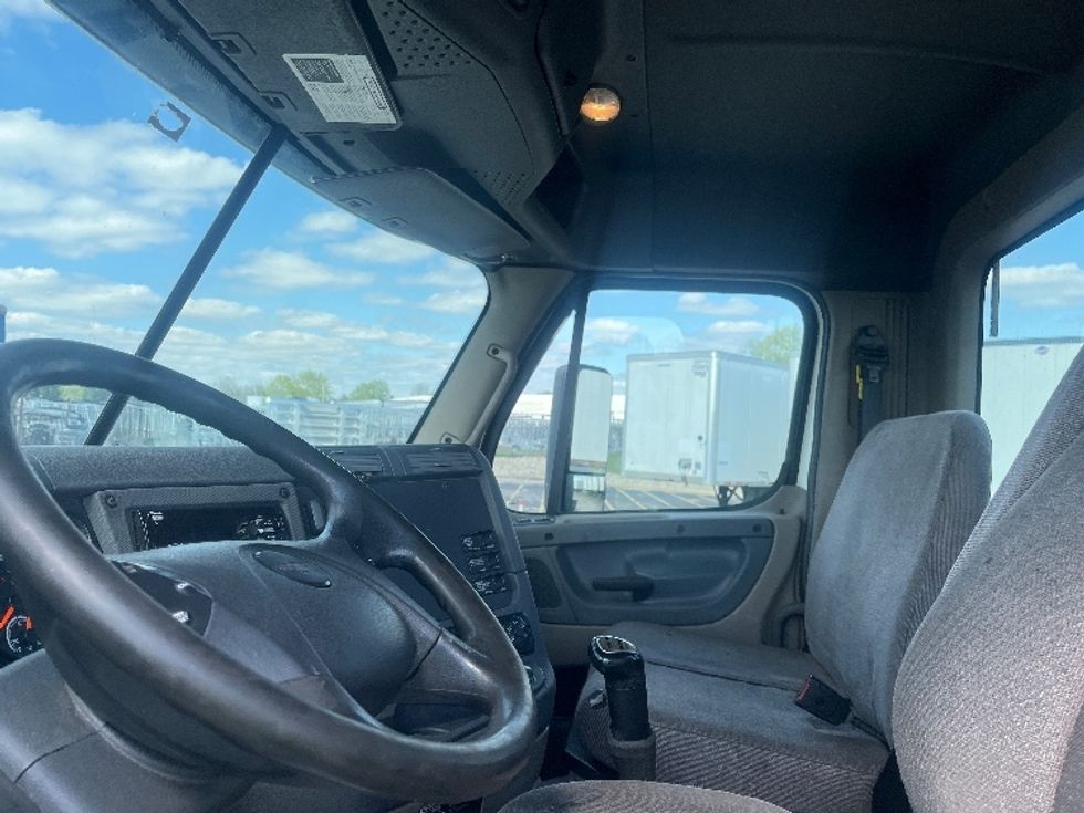 Day Cab Tractor-Heavy Duty Tractors-Freightliner-2019-Cascadia 12564ST-Elkhart-IN-295,055\n\t\tmiles-$ 39,250 - Image 10