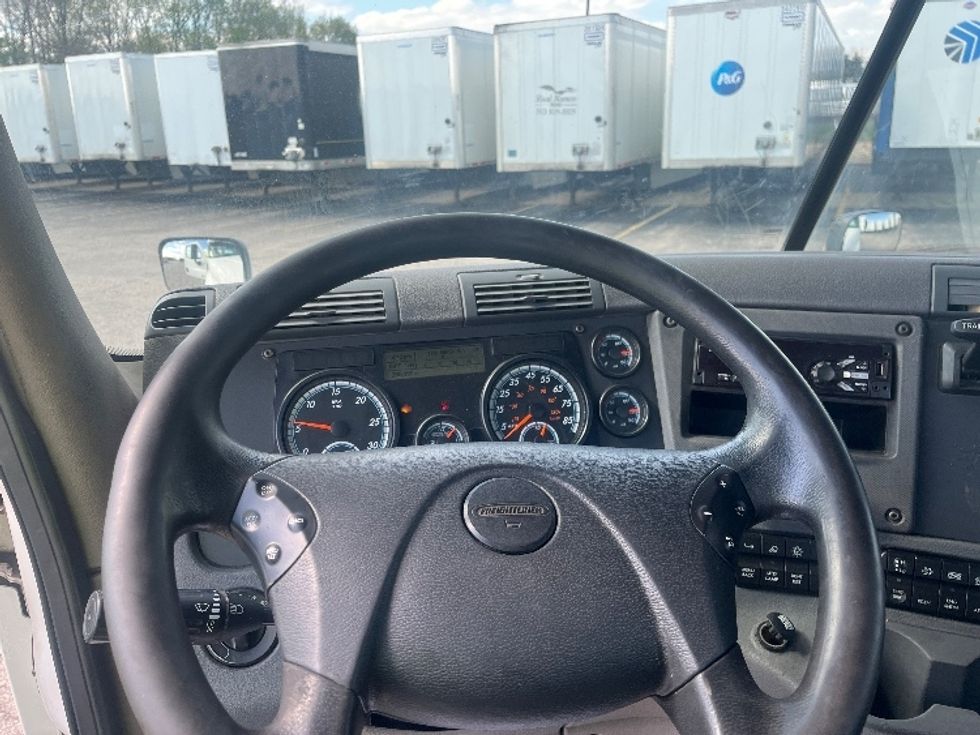 Day Cab Tractor-Heavy Duty Tractors-Freightliner-2019-Cascadia 12564ST-Elkhart-IN-295,055\n\t\tmiles-$ 39,250 - Image 11