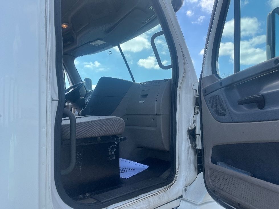 Day Cab Tractor-Heavy Duty Tractors-Freightliner-2019-Cascadia 12564ST-Elkhart-IN-295,055\n\t\tmiles-$ 39,250 - Image 12