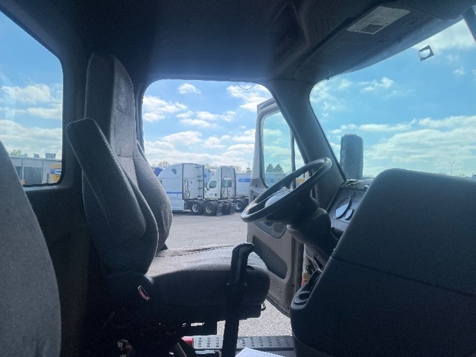 Day Cab Tractor-Heavy Duty Tractors-Freightliner-2019-Cascadia 12564ST-Elkhart-IN-295,055\n\t\tmiles-$ 39,250 - Image 14