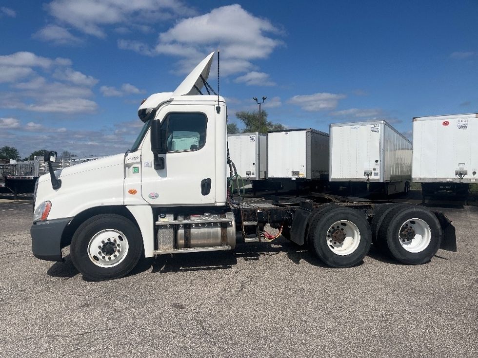 Day Cab Tractor-Heavy Duty Tractors-Freightliner-2019-Cascadia 12564ST-Elkhart-IN-295,055\n\t\tmiles-$ 39,250 - Image 4