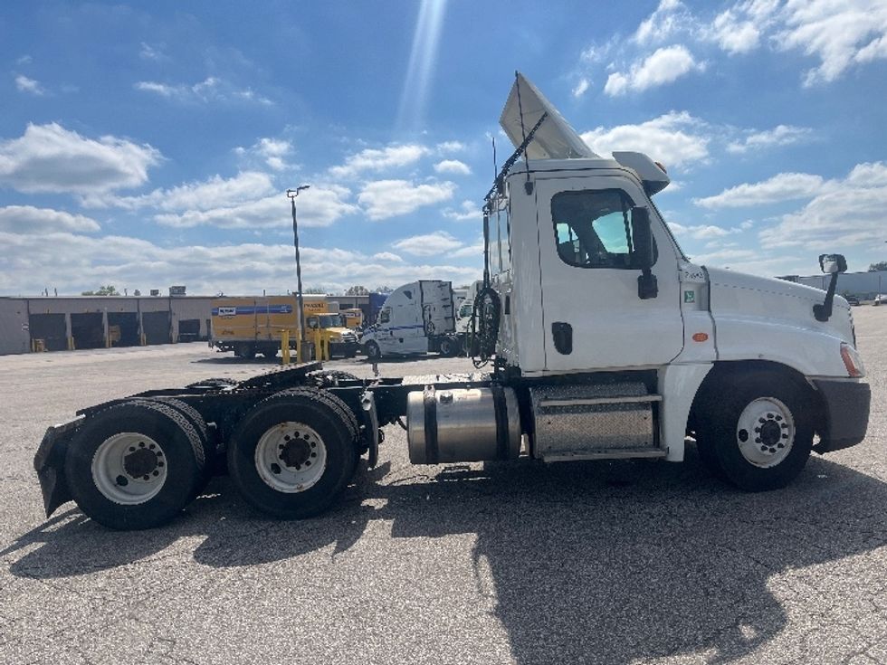 Day Cab Tractor-Heavy Duty Tractors-Freightliner-2019-Cascadia 12564ST-Elkhart-IN-295,055\n\t\tmiles-$ 39,250 - Image 8