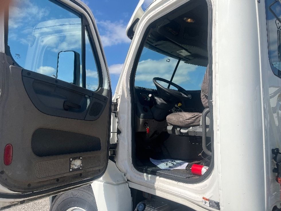 Day Cab Tractor-Heavy Duty Tractors-Freightliner-2019-Cascadia 12564ST-Elkhart-IN-295,055\n\t\tmiles-$ 39,250 - Image 9