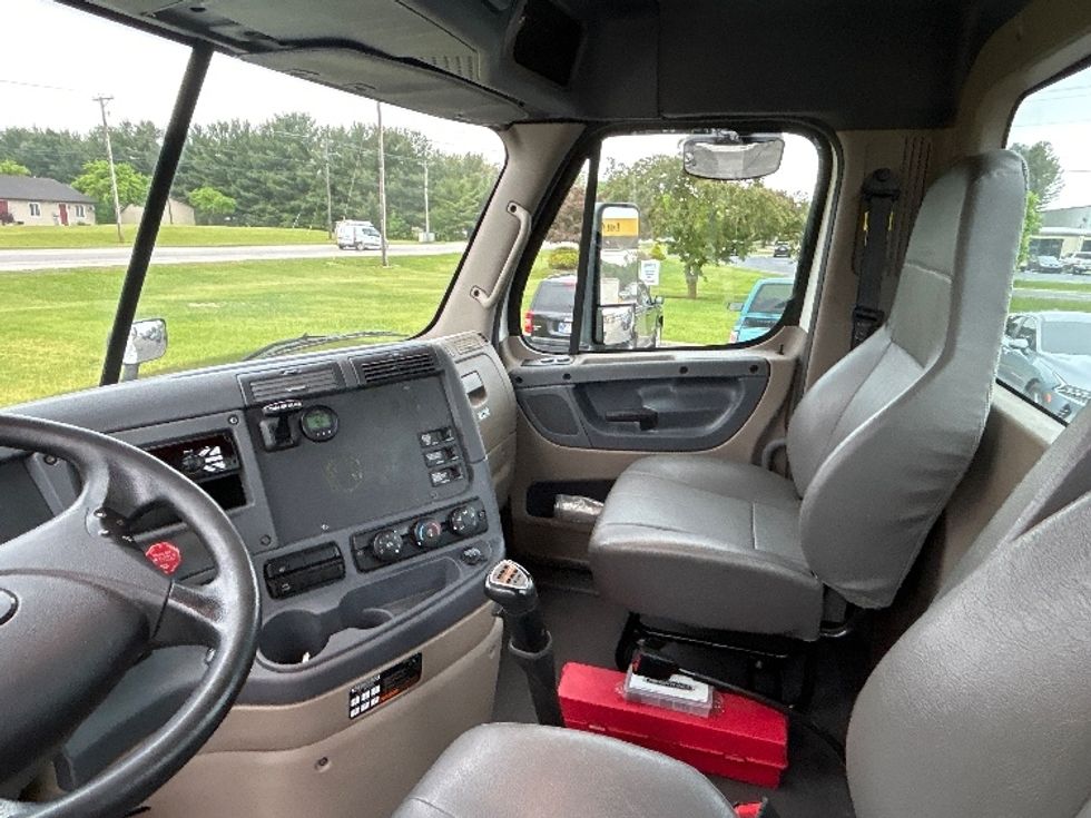 2019 Freightliner Cascadia 125" Sleeper Cab photo 10