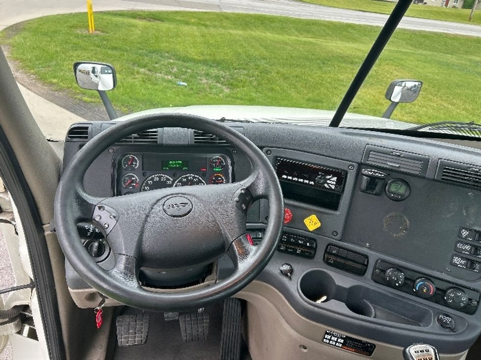 2019 Freightliner Cascadia 125" Sleeper Cab photo 11