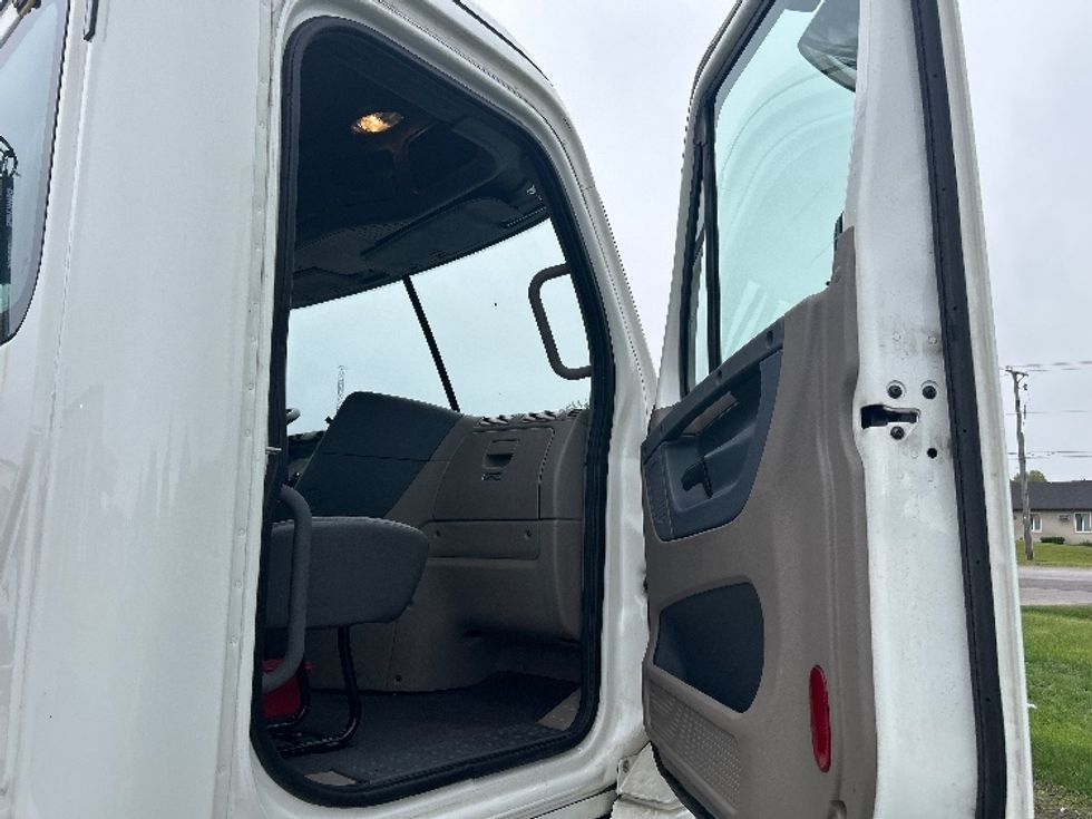 2019 Freightliner Cascadia 125" Sleeper Cab photo 12