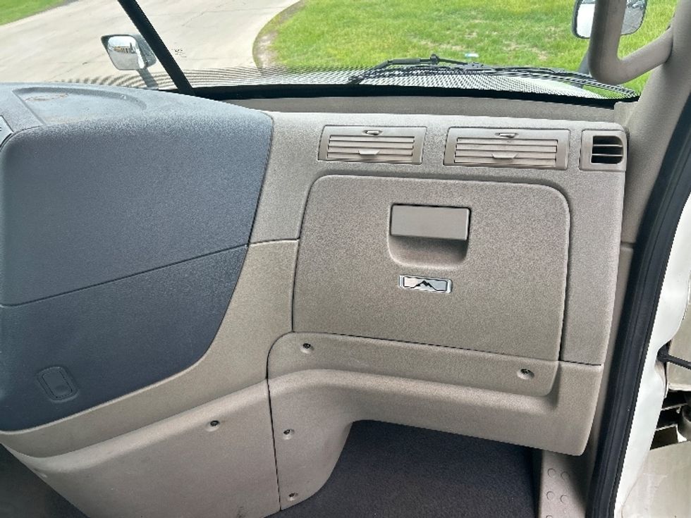 2019 Freightliner Cascadia 125" Sleeper Cab photo 13