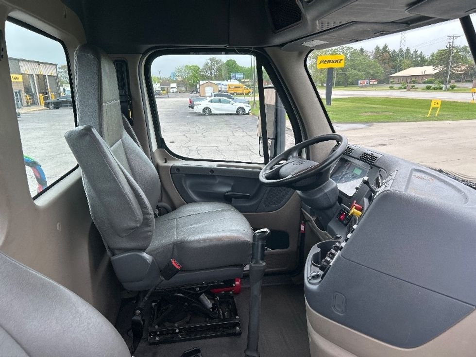 2019 Freightliner Cascadia 125" Sleeper Cab photo 14