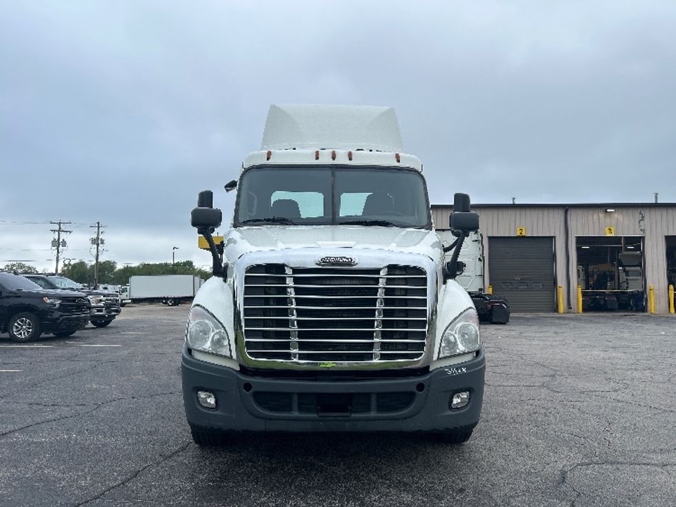 2019 Freightliner Cascadia 125" Sleeper Cab photo 2