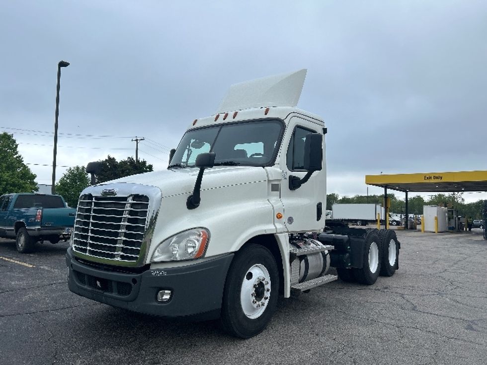 2019 Freightliner Cascadia 125" Sleeper Cab photo 3