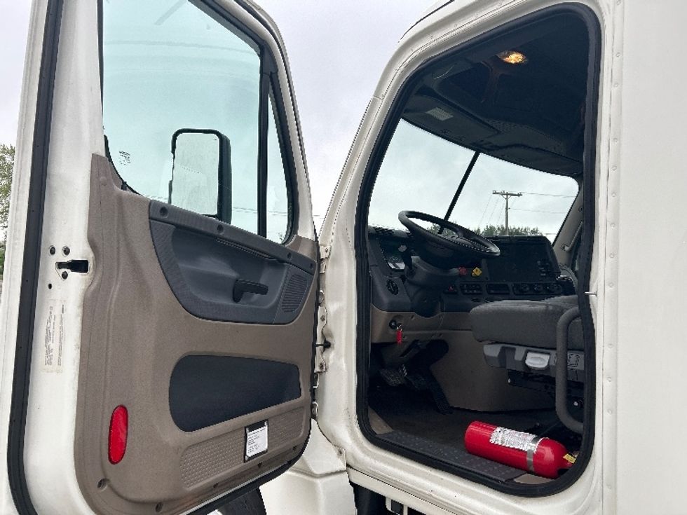 2019 Freightliner Cascadia 125" Sleeper Cab photo 9