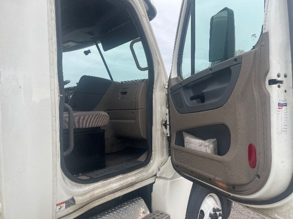 Day Cab Tractor-Heavy Duty Tractors-Freightliner-2019-Cascadia 12564ST-Elkhart-IN-343,928\n\t\tmiles-$ 36,250 - Image 12