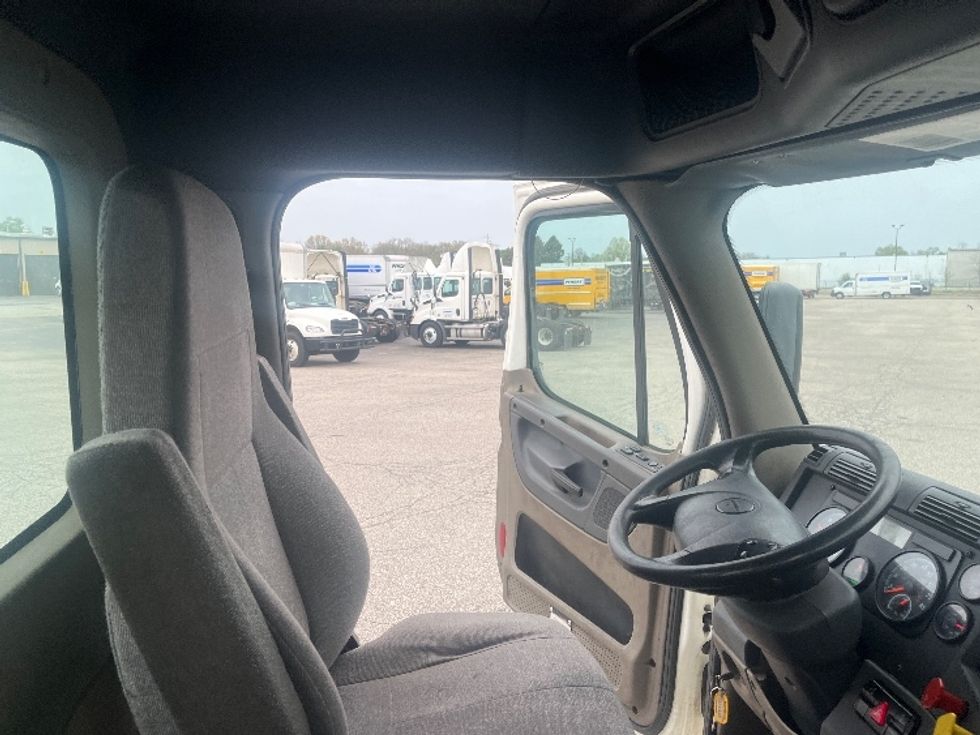 Day Cab Tractor-Heavy Duty Tractors-Freightliner-2019-Cascadia 12564ST-Elkhart-IN-343,928\n\t\tmiles-$ 36,250 - Image 14
