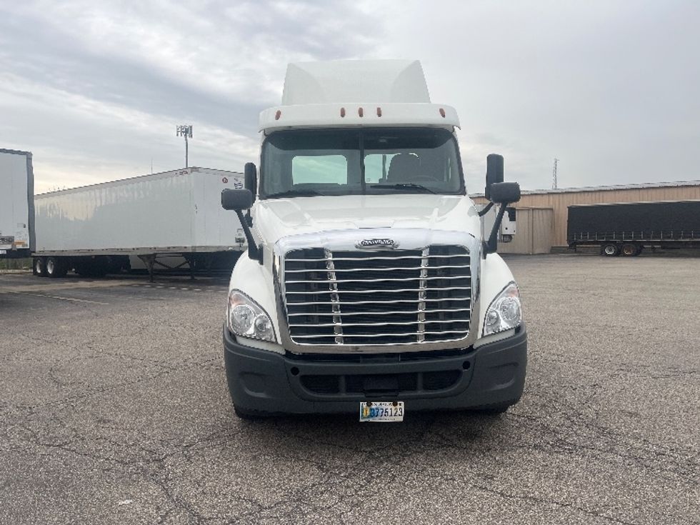 Day Cab Tractor-Heavy Duty Tractors-Freightliner-2019-Cascadia 12564ST-Elkhart-IN-343,928\n\t\tmiles-$ 36,250 - Image 2