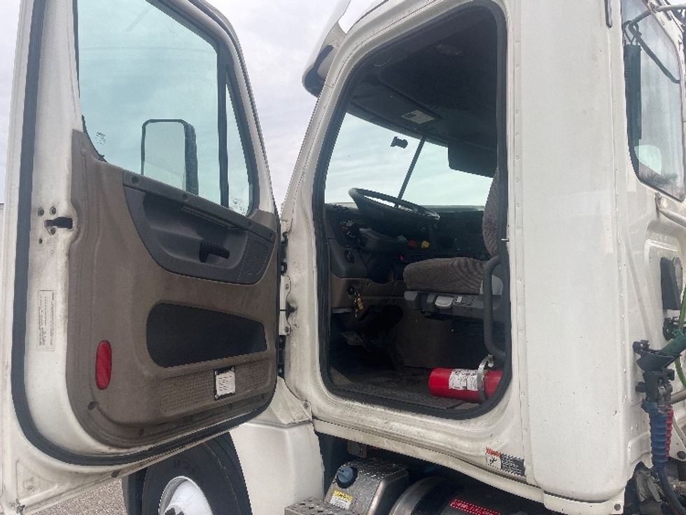 Day Cab Tractor-Heavy Duty Tractors-Freightliner-2019-Cascadia 12564ST-Elkhart-IN-343,928\n\t\tmiles-$ 36,250 - Image 9