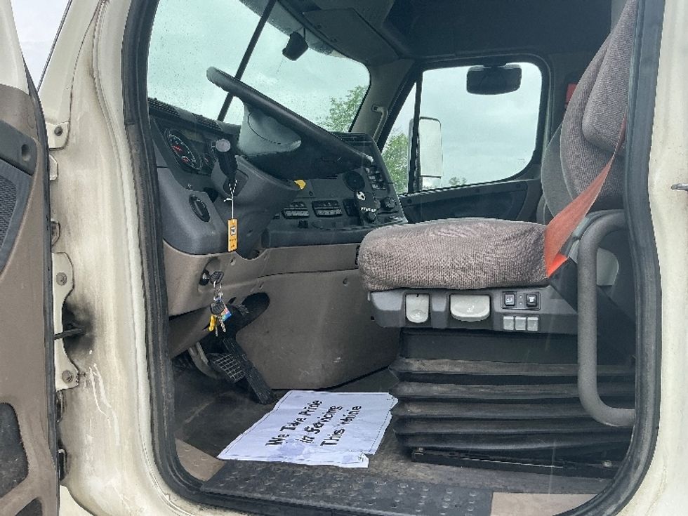 Day Cab Tractor-Heavy Duty Tractors-Freightliner-2019-Cascadia 12564ST-Erlanger-KY-274,755\n\t\tmiles-$ 40,250 - Image 9