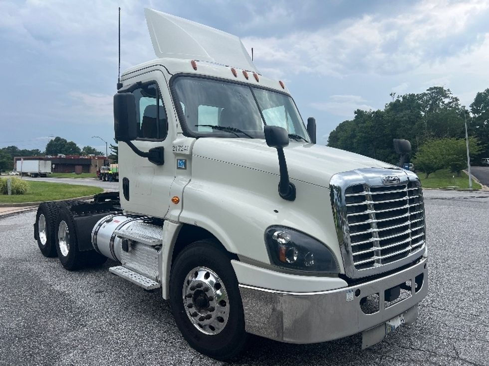Day Cab Tractor-Heavy Duty Tractors-Freightliner-2019-Cascadia 12564ST-Essex-MD-499,088\n\t\tmiles-$ 35,500 - Image 1