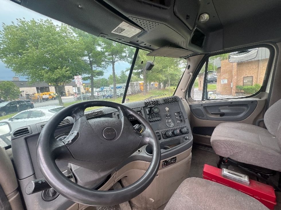 Day Cab Tractor-Heavy Duty Tractors-Freightliner-2019-Cascadia 12564ST-Essex-MD-499,088\n\t\tmiles-$ 35,500 - Image 10