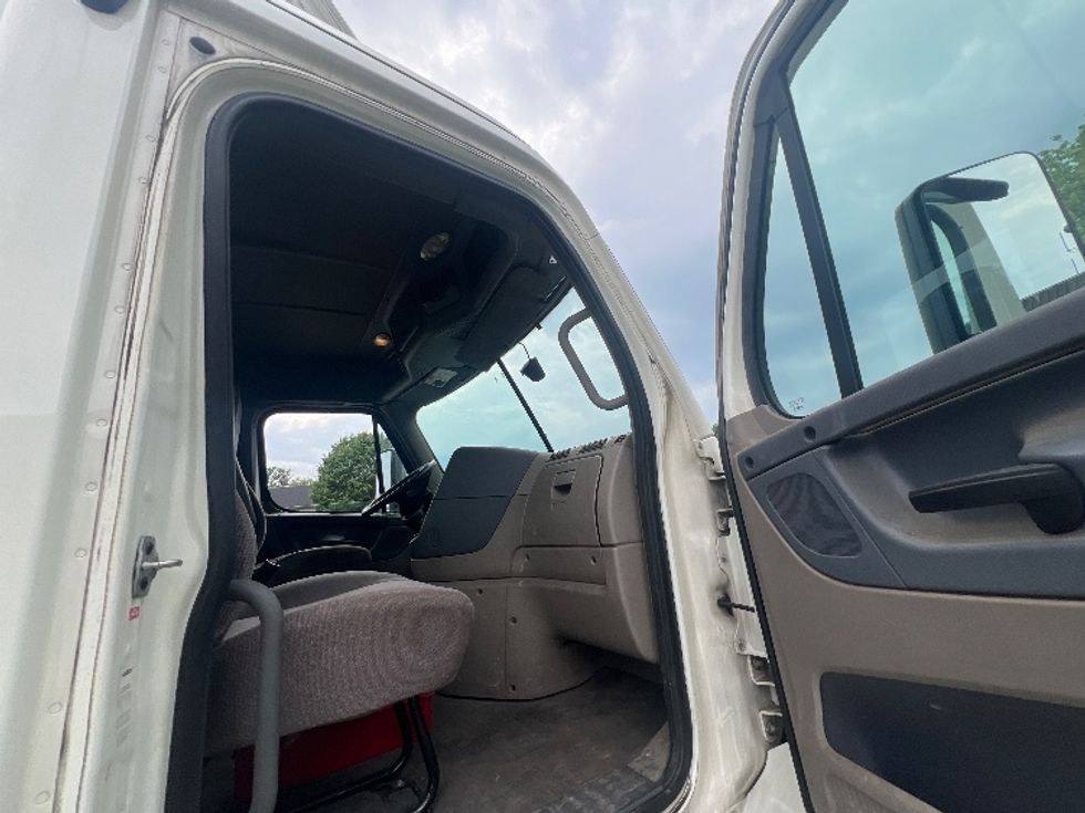 Day Cab Tractor-Heavy Duty Tractors-Freightliner-2019-Cascadia 12564ST-Essex-MD-499,088\n\t\tmiles-$ 35,500 - Image 12