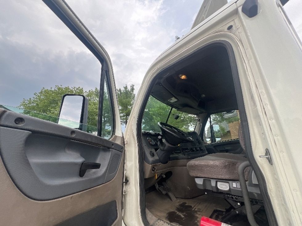 Day Cab Tractor-Heavy Duty Tractors-Freightliner-2019-Cascadia 12564ST-Essex-MD-499,088\n\t\tmiles-$ 35,500 - Image 9