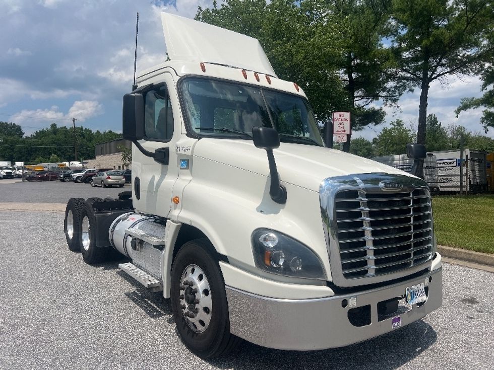 Day Cab Tractor-Heavy Duty Tractors-Freightliner-2019-Cascadia 12564ST-Essex-MD-557,962\n\t\tmiles-$ 30,750 - Image 1