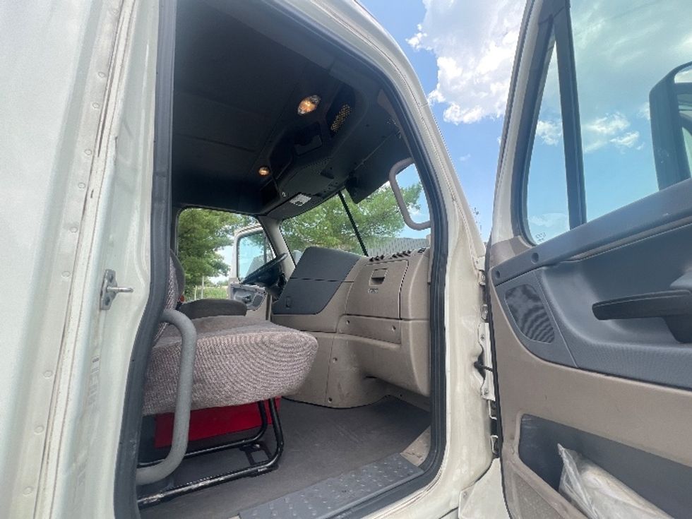 Day Cab Tractor-Heavy Duty Tractors-Freightliner-2019-Cascadia 12564ST-Essex-MD-557,962\n\t\tmiles-$ 30,750 - Image 11