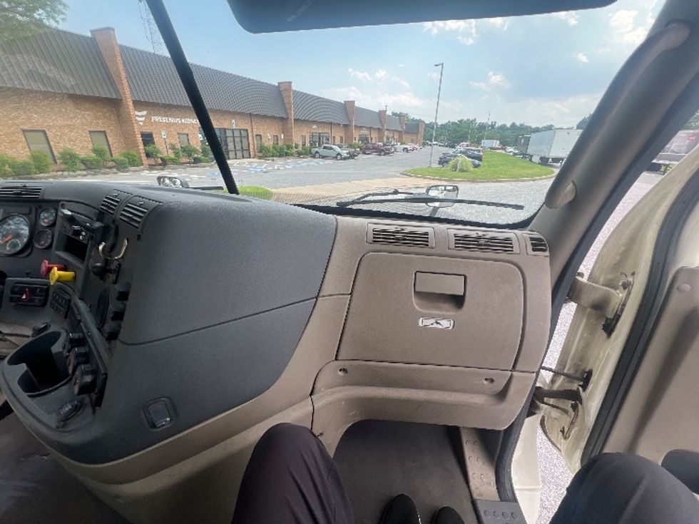 Day Cab Tractor-Heavy Duty Tractors-Freightliner-2019-Cascadia 12564ST-Essex-MD-557,962\n\t\tmiles-$ 30,750 - Image 12