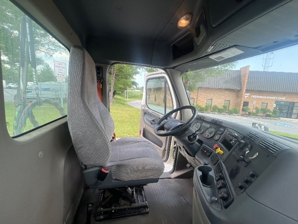 Day Cab Tractor-Heavy Duty Tractors-Freightliner-2019-Cascadia 12564ST-Essex-MD-557,962\n\t\tmiles-$ 30,750 - Image 13