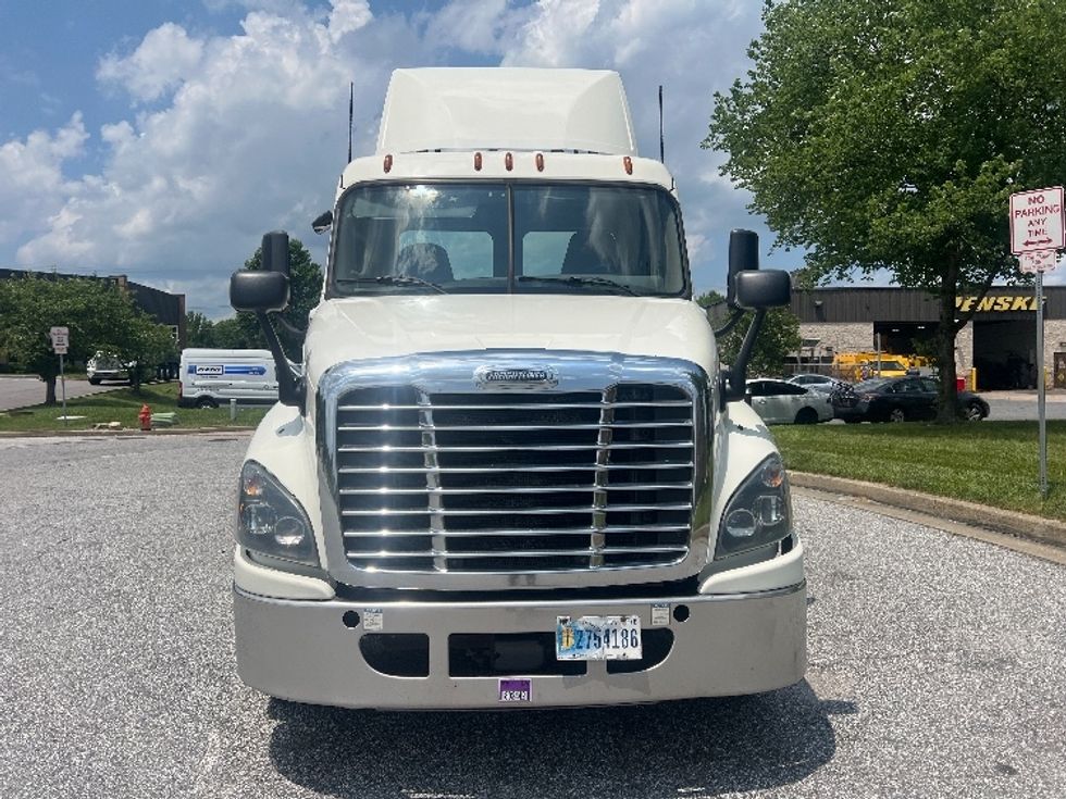 Day Cab Tractor-Heavy Duty Tractors-Freightliner-2019-Cascadia 12564ST-Essex-MD-557,962\n\t\tmiles-$ 30,750 - Image 2