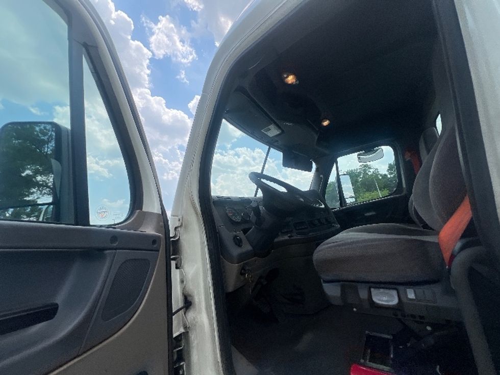 Day Cab Tractor-Heavy Duty Tractors-Freightliner-2019-Cascadia 12564ST-Essex-MD-557,962\n\t\tmiles-$ 30,750 - Image 9