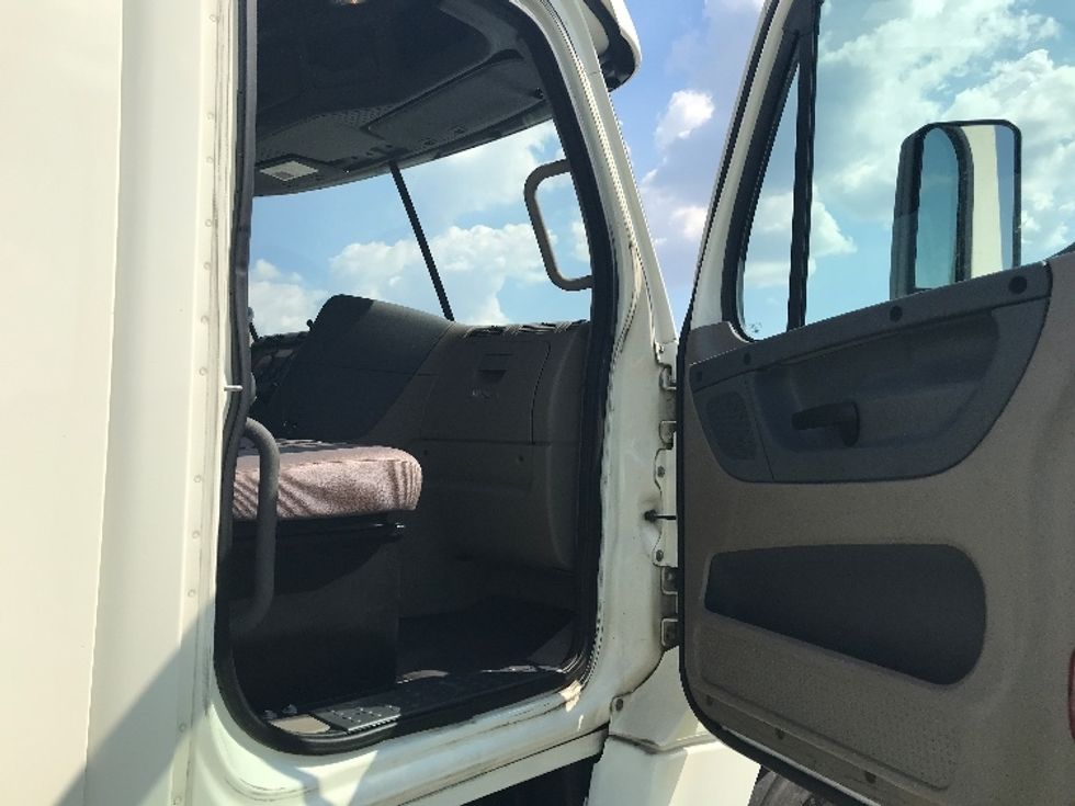 Day Cab Tractor-Heavy Duty Tractors-Freightliner-2019-Cascadia 12564ST-Evansville-IN-372,928\n\t\tmiles-$ 38,500 - Image 12