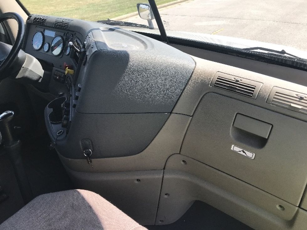 Day Cab Tractor-Heavy Duty Tractors-Freightliner-2019-Cascadia 12564ST-Evansville-IN-372,928\n\t\tmiles-$ 38,500 - Image 13