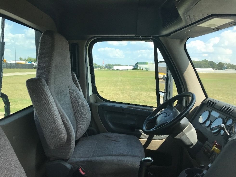 Day Cab Tractor-Heavy Duty Tractors-Freightliner-2019-Cascadia 12564ST-Evansville-IN-372,928\n\t\tmiles-$ 38,500 - Image 14