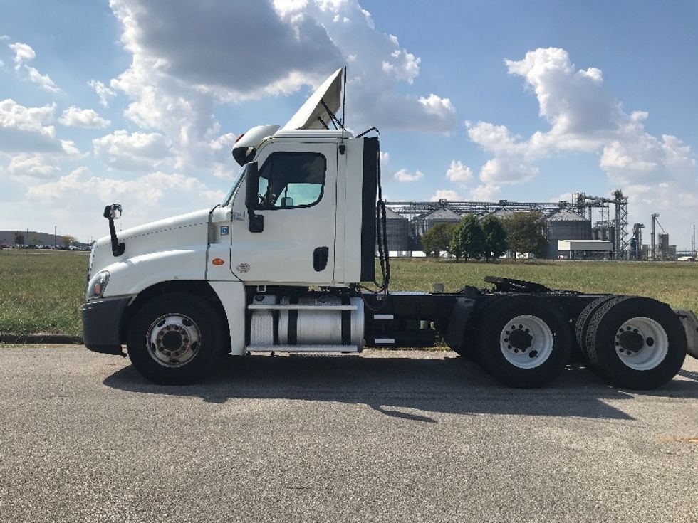Day Cab Tractor-Heavy Duty Tractors-Freightliner-2019-Cascadia 12564ST-Evansville-IN-372,928\n\t\tmiles-$ 38,500 - Image 4