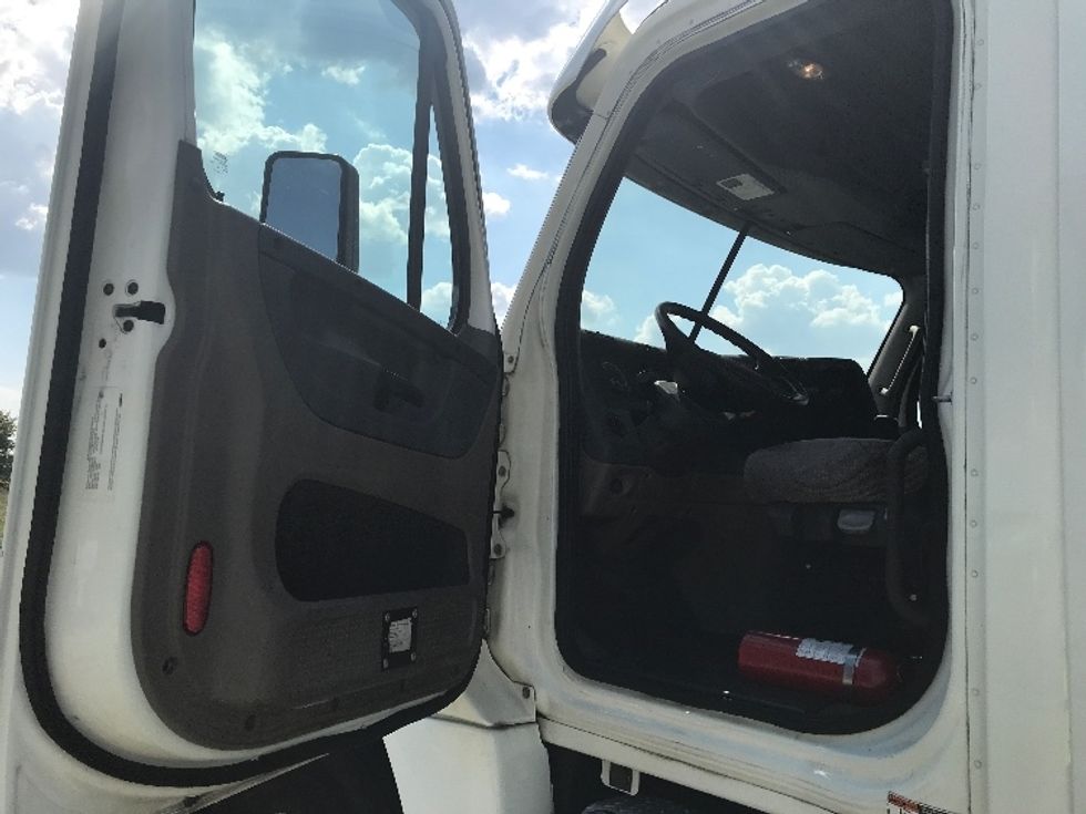 Day Cab Tractor-Heavy Duty Tractors-Freightliner-2019-Cascadia 12564ST-Evansville-IN-372,928\n\t\tmiles-$ 38,500 - Image 9