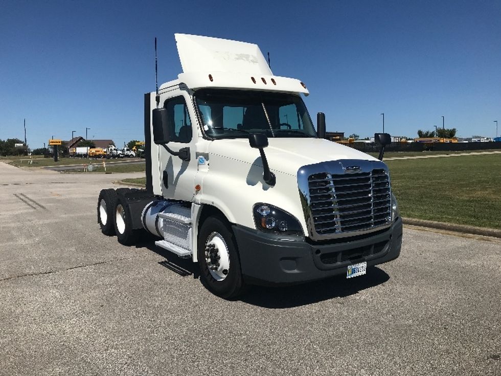 Day Cab Tractor-Heavy Duty Tractors-Freightliner-2019-Cascadia 12564ST-Evansville-IN-375,828\n\t\tmiles-$ 38,250 - Image 1