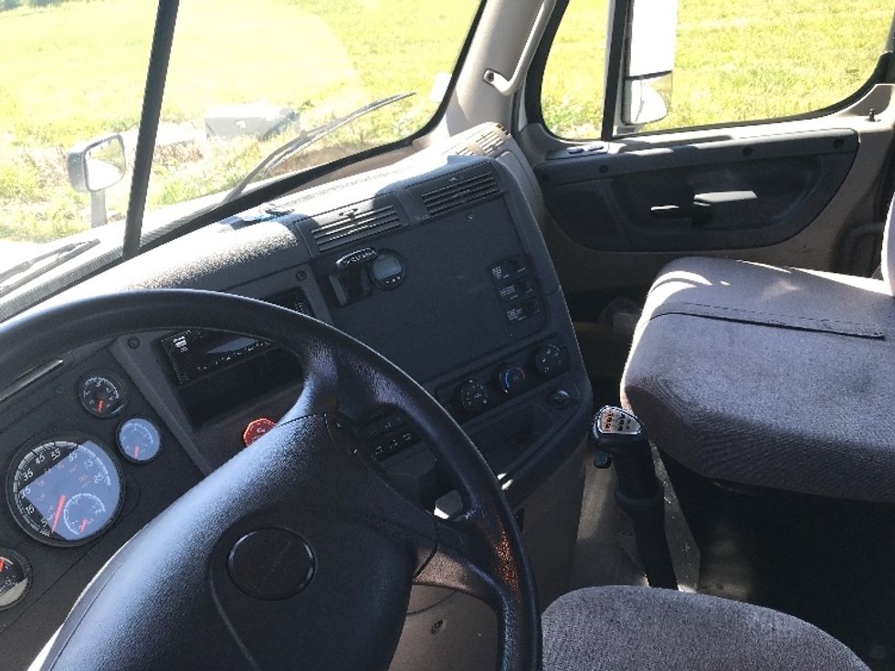 Day Cab Tractor-Heavy Duty Tractors-Freightliner-2019-Cascadia 12564ST-Evansville-IN-375,828\n\t\tmiles-$ 38,250 - Image 10