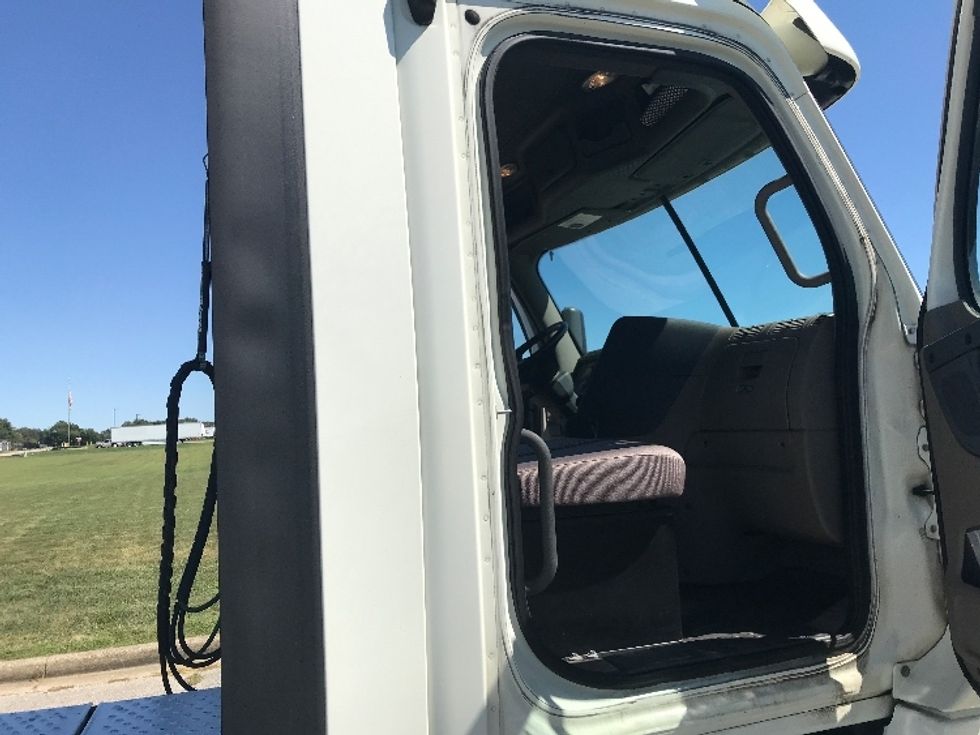 Day Cab Tractor-Heavy Duty Tractors-Freightliner-2019-Cascadia 12564ST-Evansville-IN-375,828\n\t\tmiles-$ 38,250 - Image 12