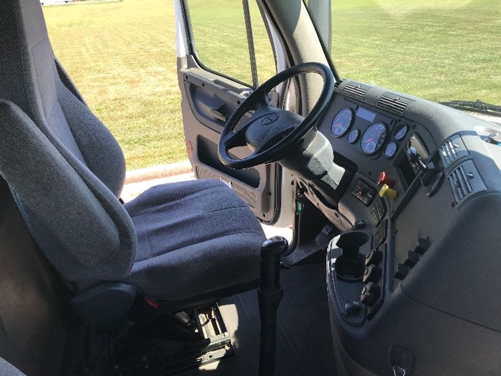 Day Cab Tractor-Heavy Duty Tractors-Freightliner-2019-Cascadia 12564ST-Evansville-IN-375,828\n\t\tmiles-$ 38,250 - Image 14