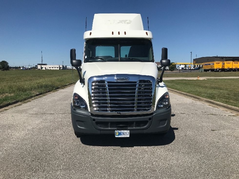 Day Cab Tractor-Heavy Duty Tractors-Freightliner-2019-Cascadia 12564ST-Evansville-IN-375,828\n\t\tmiles-$ 38,250 - Image 2