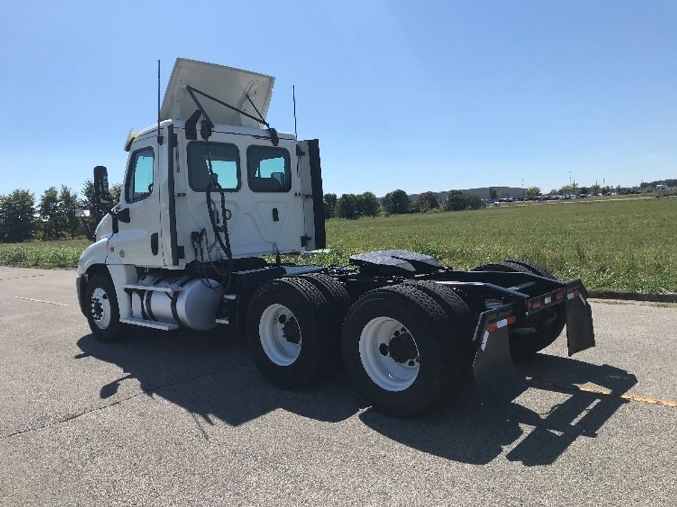 Day Cab Tractor-Heavy Duty Tractors-Freightliner-2019-Cascadia 12564ST-Evansville-IN-375,828\n\t\tmiles-$ 38,250 - Image 5