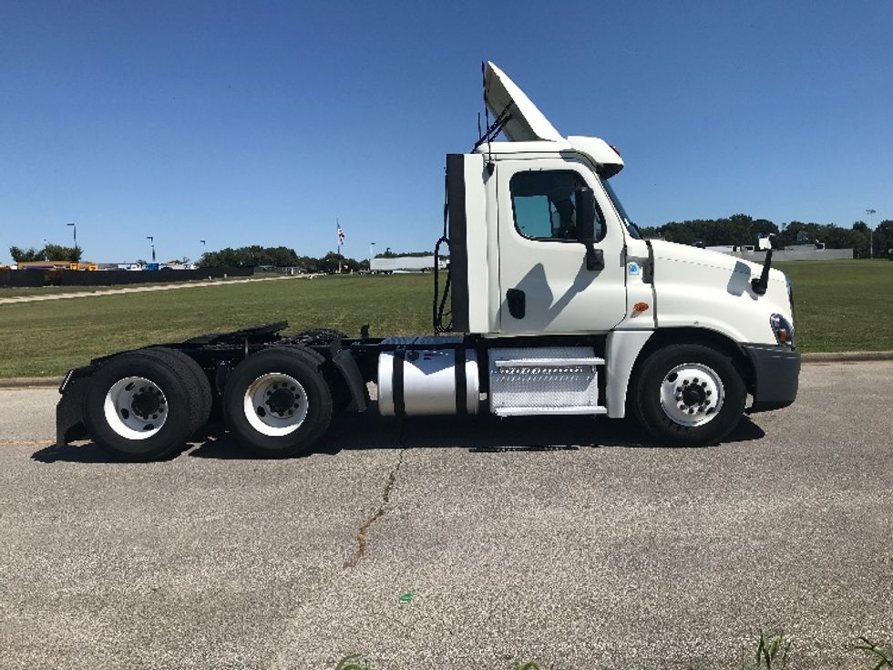 Day Cab Tractor-Heavy Duty Tractors-Freightliner-2019-Cascadia 12564ST-Evansville-IN-375,828\n\t\tmiles-$ 38,250 - Image 8