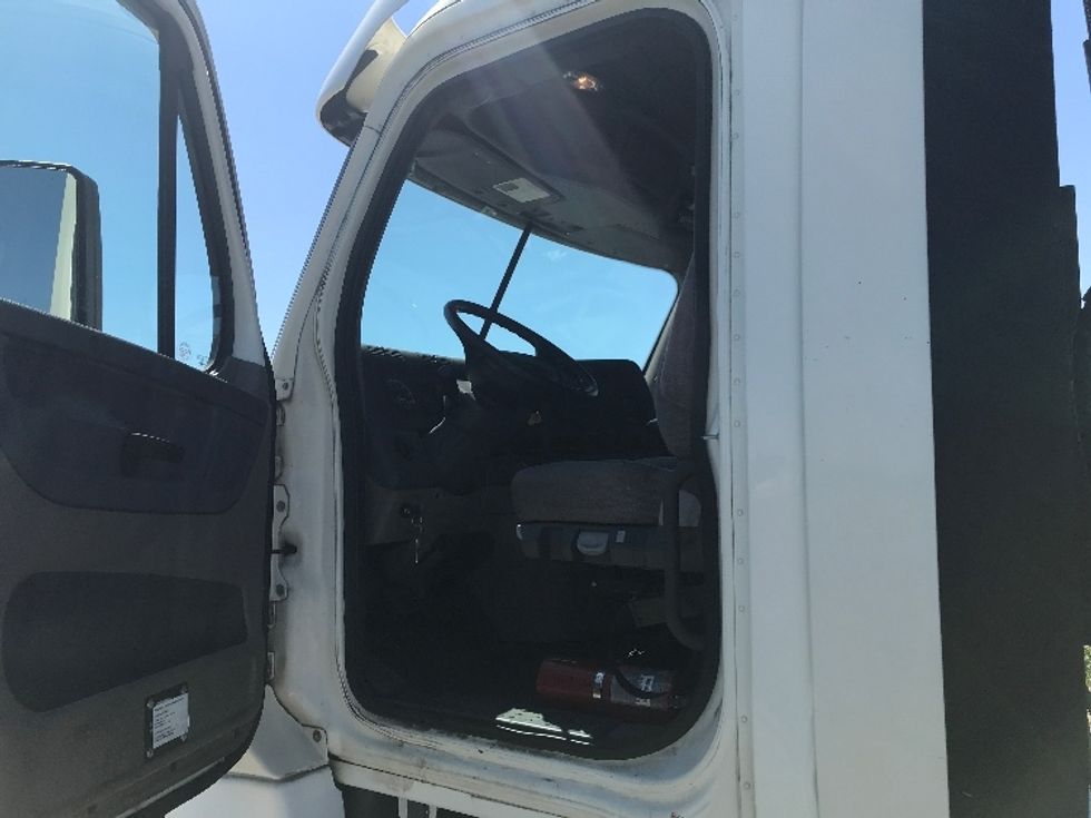 Day Cab Tractor-Heavy Duty Tractors-Freightliner-2019-Cascadia 12564ST-Evansville-IN-375,828\n\t\tmiles-$ 38,250 - Image 9