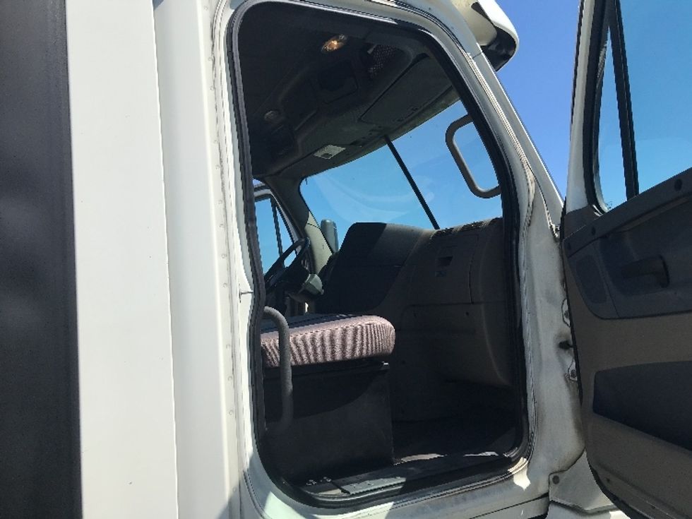 Day Cab Tractor-Heavy Duty Tractors-Freightliner-2019-Cascadia 12564ST-Evansville-IN-383,041\n\t\tmiles-$ 38,000 - Image 12