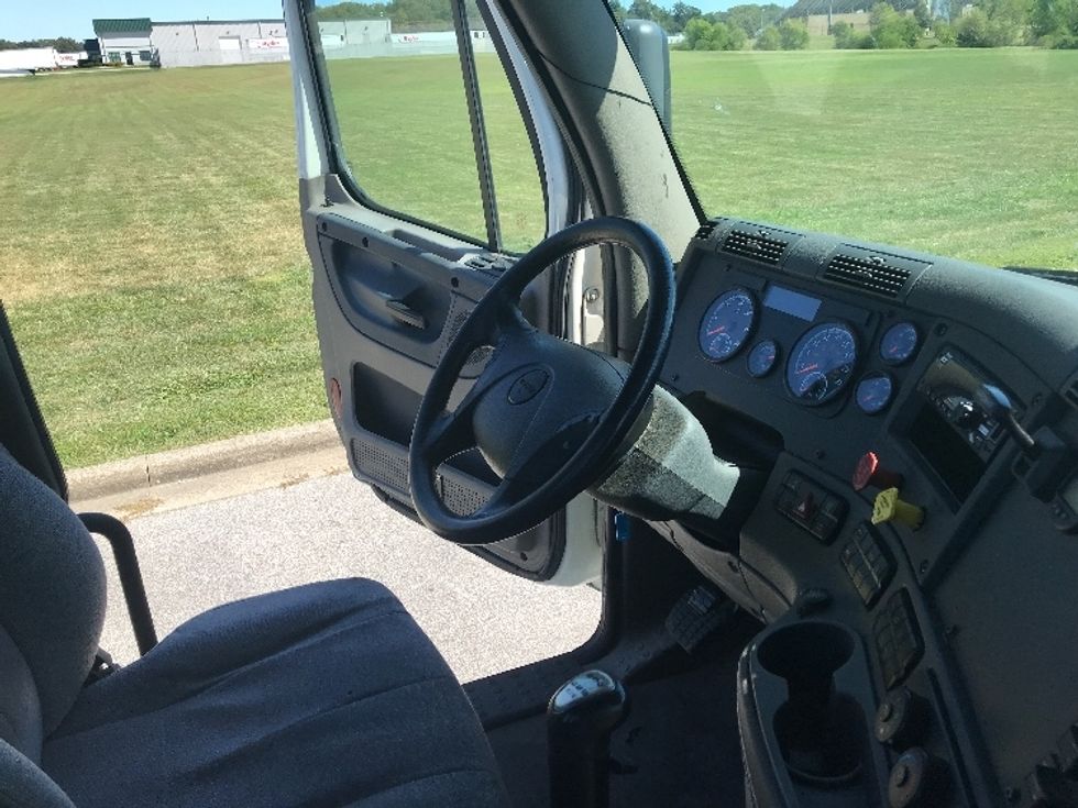 Day Cab Tractor-Heavy Duty Tractors-Freightliner-2019-Cascadia 12564ST-Evansville-IN-383,041\n\t\tmiles-$ 38,000 - Image 14