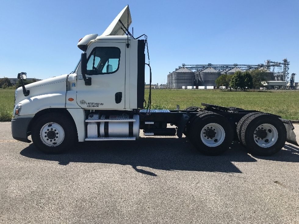 Day Cab Tractor-Heavy Duty Tractors-Freightliner-2019-Cascadia 12564ST-Evansville-IN-383,041\n\t\tmiles-$ 38,000 - Image 4