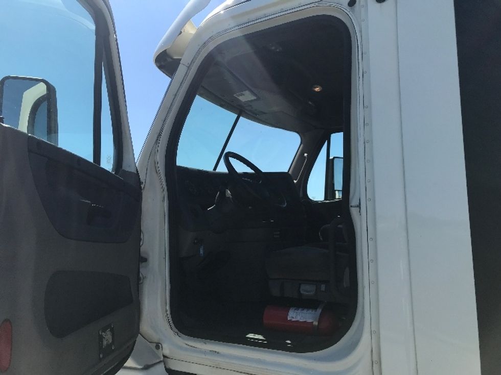 Day Cab Tractor-Heavy Duty Tractors-Freightliner-2019-Cascadia 12564ST-Evansville-IN-383,041\n\t\tmiles-$ 38,000 - Image 9
