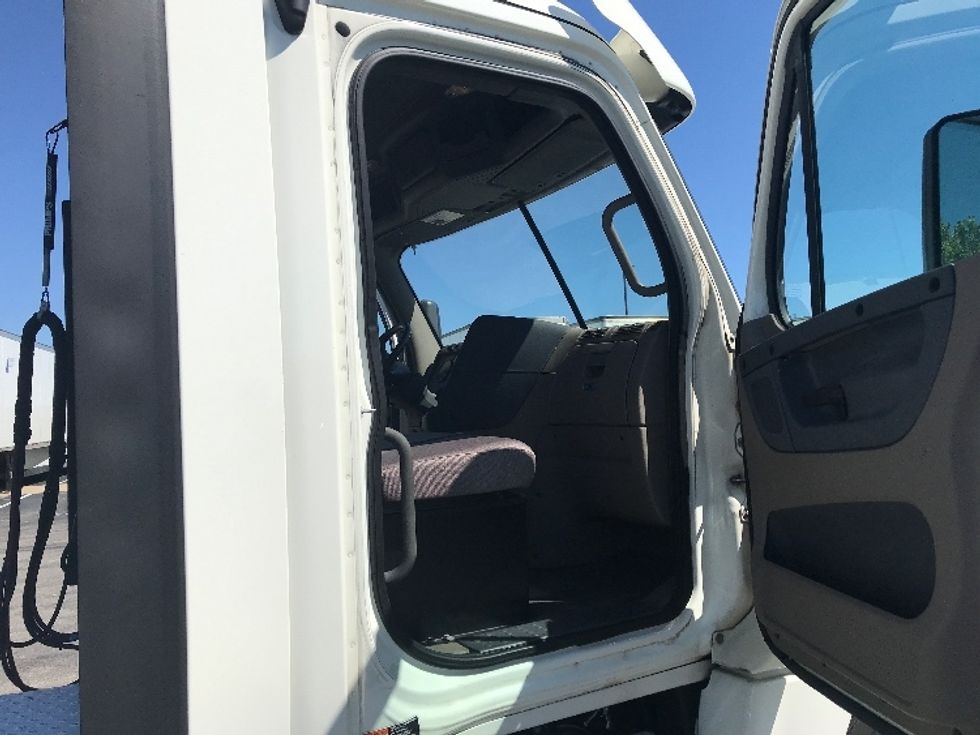 Day Cab Tractor-Heavy Duty Tractors-Freightliner-2019-Cascadia 12564ST-Evansville-IN-440,695\n\t\tmiles-$ 35,000 - Image 12
